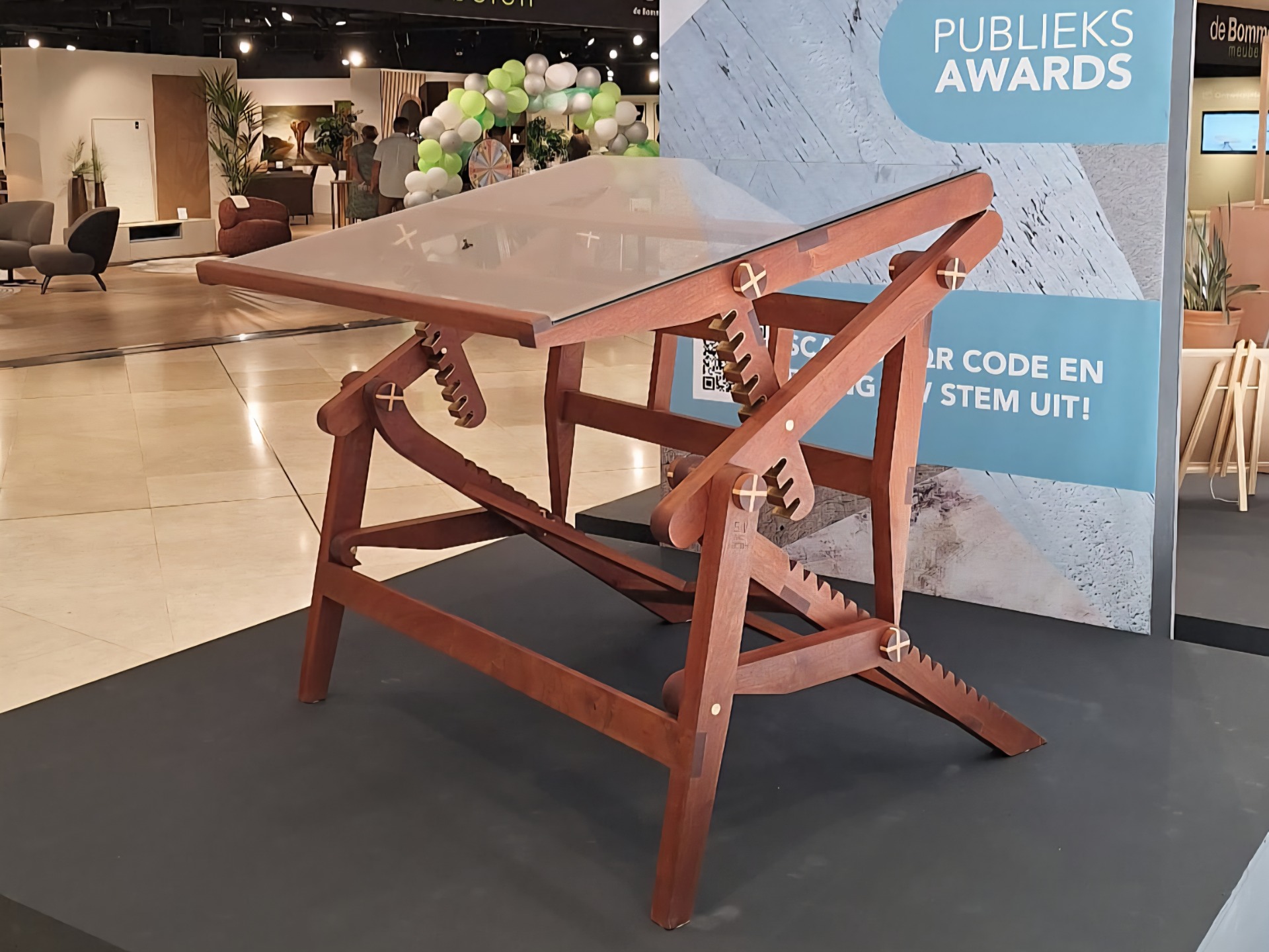 Verstelbare tekentafel, uitgevoerd in mahonie sapeli, met details van inlands essen en messing. Uitgerust met glasplaat op maat.