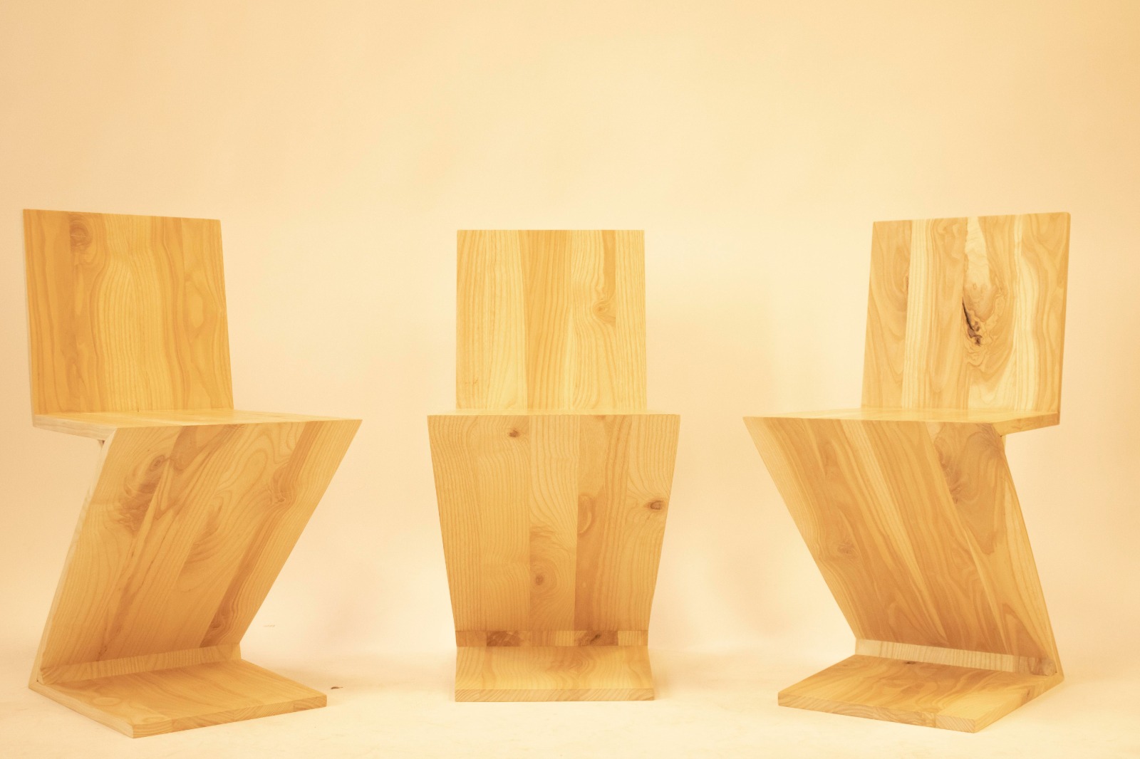 Rietveld Zigzag stoelen, uitgevoerd in inlands essen.