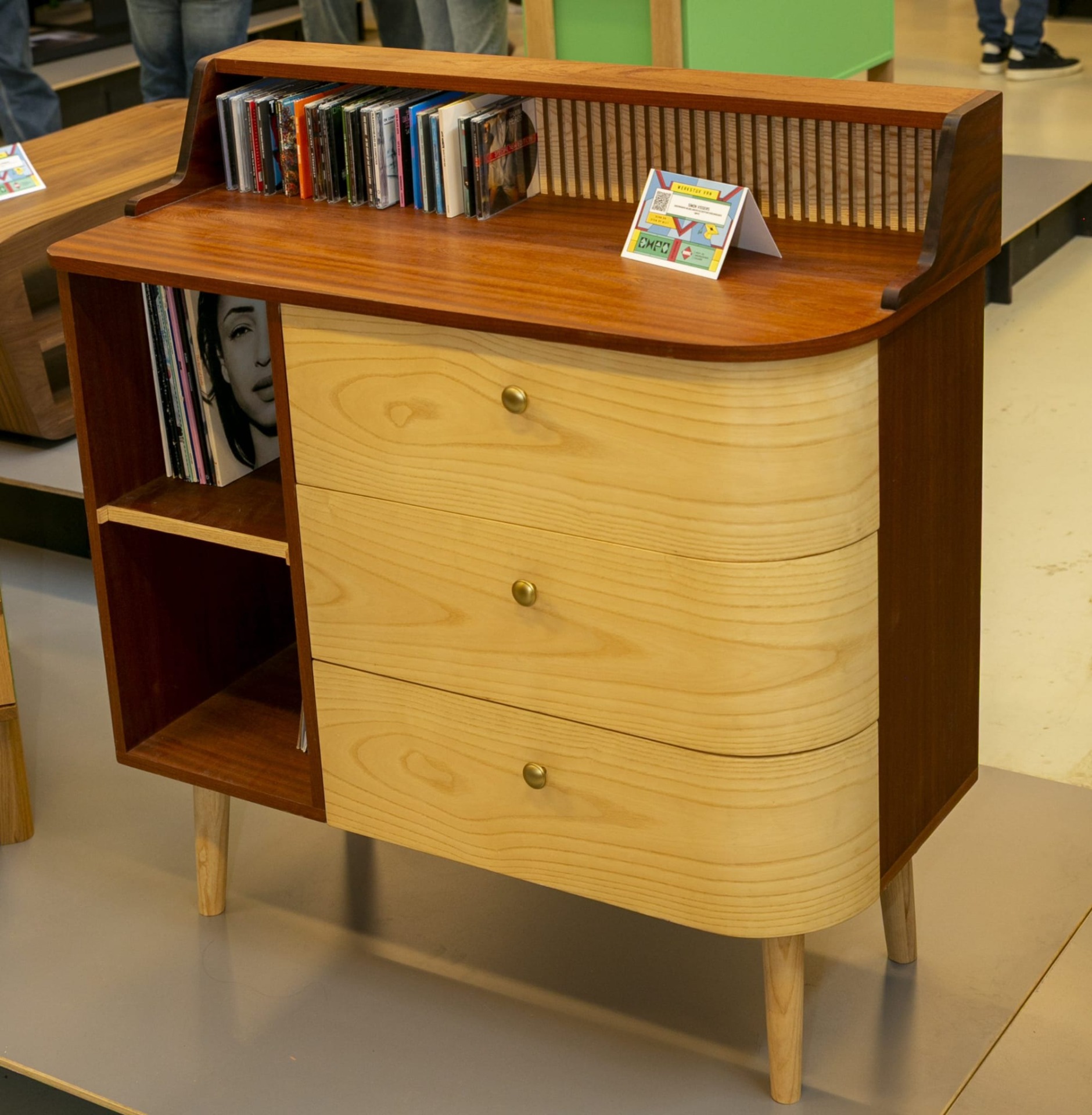Dressoir met gebogen ladefronten. Uitgevoerd in mahoni sapeli en inlands essen met messing details.