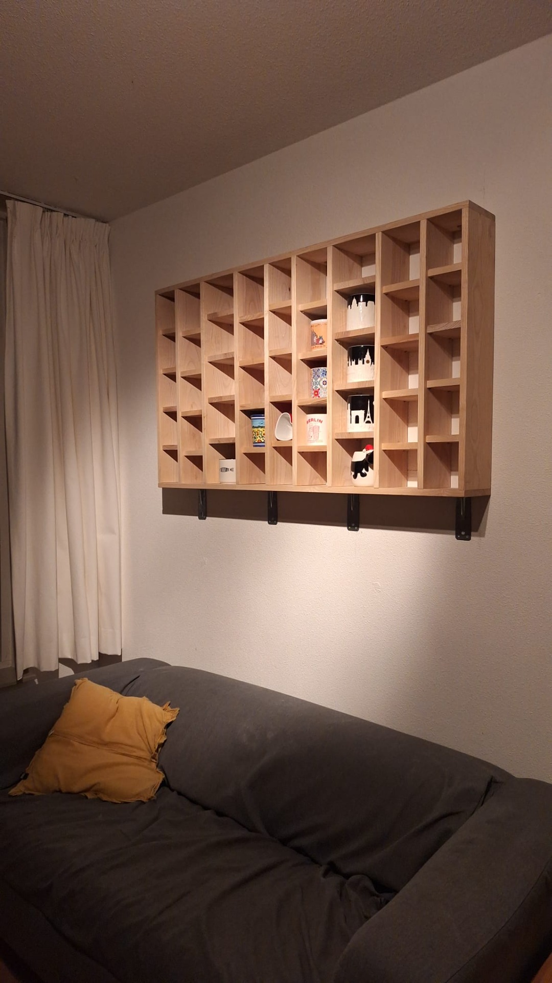 Mokkenkast, uitgevoerd in inlands essen. Demontabel voor gemak van vervoer.